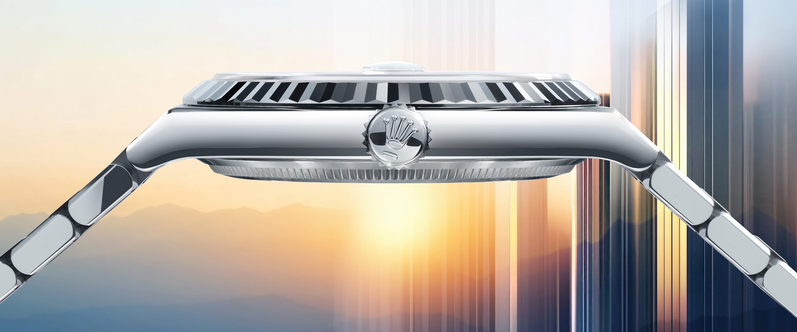 Góc nghiêng của đồng hồ Rolex Oyster Perpetual Land-Dweller làm nổi bật bộ vỏ Oyster được tái thiết kế và vành dạng khía.