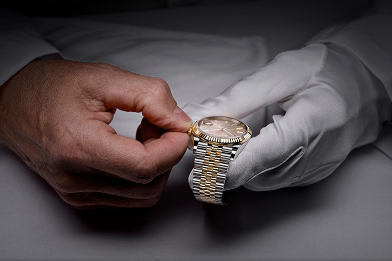 Người thợ đồng hồ chỉnh sửa một chiếc Rolex một cách tỉ mỉ.