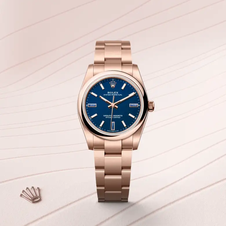 Đồng hồ Rolex Oyster Perpetual 34 chế tác từ vàng Everose nổi bật trên màu nền thanh lịch.