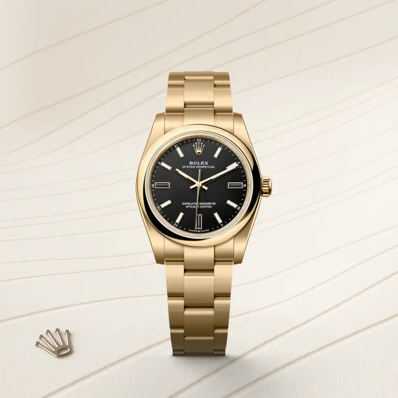 Đồng hồ Rolex Oyster Perpetual 34 chế tác từ vàng kim nổi bật trên màu nền thanh lịch.