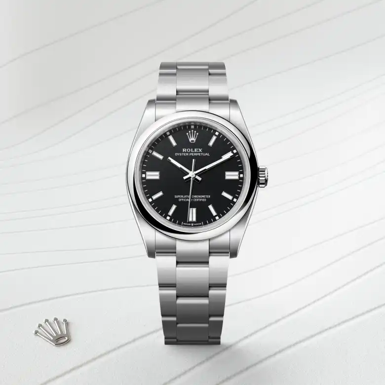Đồng hồ Rolex Oyster Perpetual 36 chế tác từ thép Oystersteel nổi bật trên màu nền thanh lịch.
