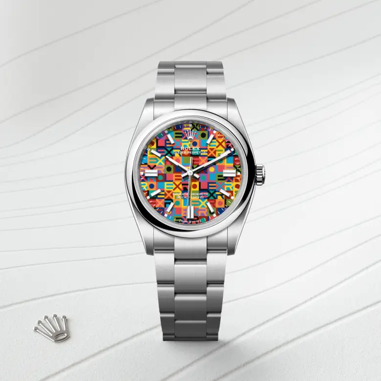 Đồng hồ Rolex Oyster Perpetual 36 chế tác từ thép Oystersteel nổi bật trên màu nền thanh lịch.