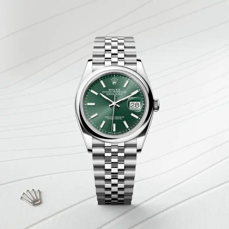Đồng hồ Rolex Datejust 36 chế tác từ thép Oystersteel nổi bật trên màu nền thanh lịch.