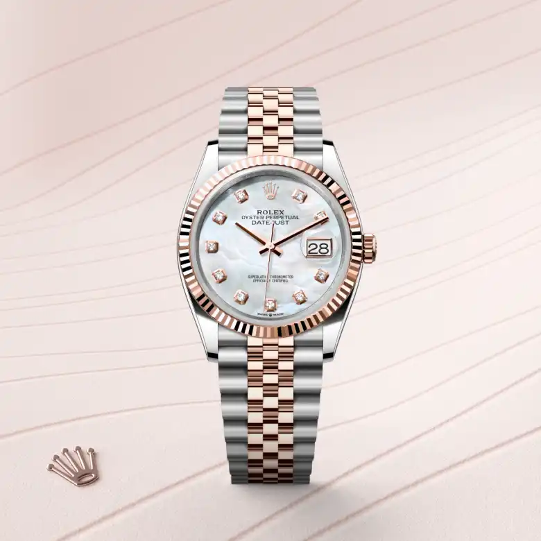 Đồng hồ Rolex Datejust 36 chế tác từ thép Oystersteel và vàng Everose nổi bật trên màu nền thanh lịch.
