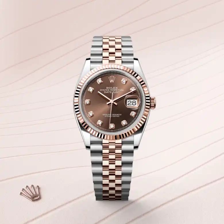 Đồng hồ Rolex Datejust 36 chế tác từ thép Oystersteel và vàng Everose nổi bật trên màu nền thanh lịch.