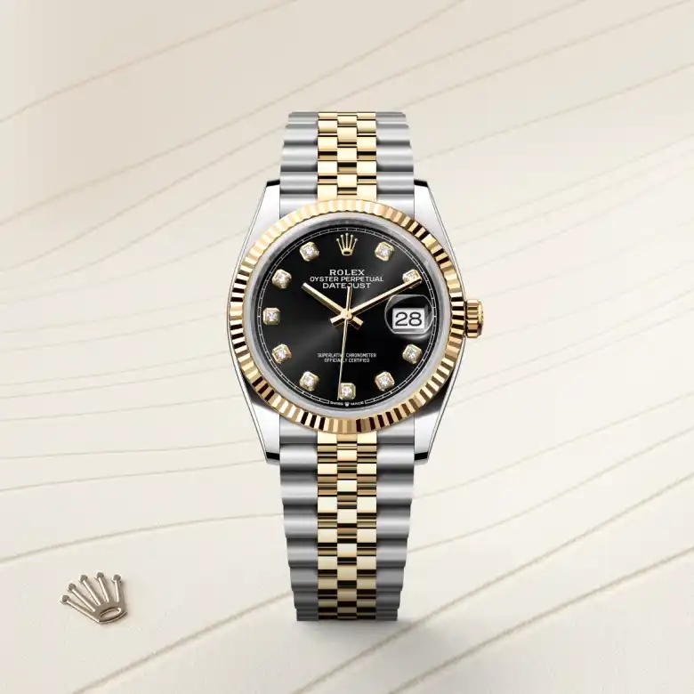 Đồng hồ Rolex Datejust 36 chế tác từ thép Oystersteel và vàng kim nổi bật trên màu nền thanh lịch.
