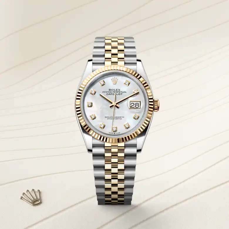 Đồng hồ Rolex Datejust 36 chế tác từ thép Oystersteel và vàng kim nổi bật trên màu nền thanh lịch.