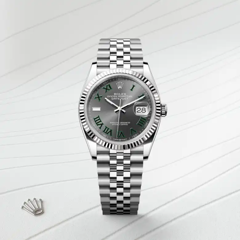 Đồng hồ Rolex Datejust 36 chế tác từ thép Oystersteel và vàng trắng nổi bật trên màu nền thanh lịch.