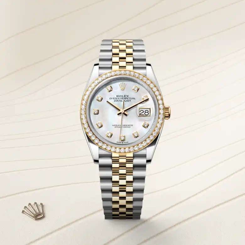 Đồng hồ Rolex Datejust 36 chế tác từ thép Oystersteel, vàng kim và kim cương nổi bật trên màu nền thanh lịch.