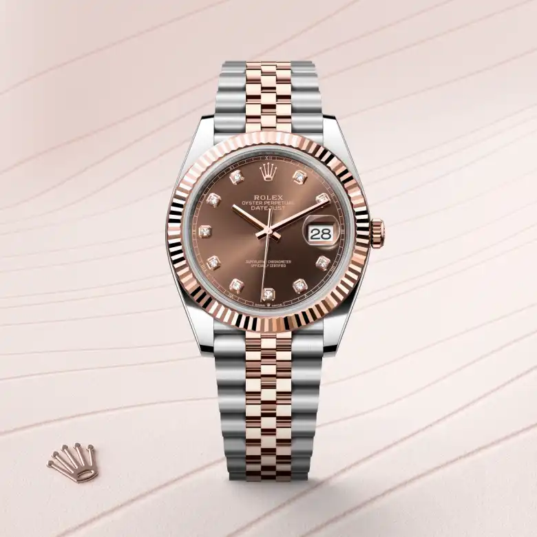 Đồng hồ Rolex Datejust 41 chế tác từ thép Oystersteel và vàng Everose nổi bật trên màu nền thanh lịch.