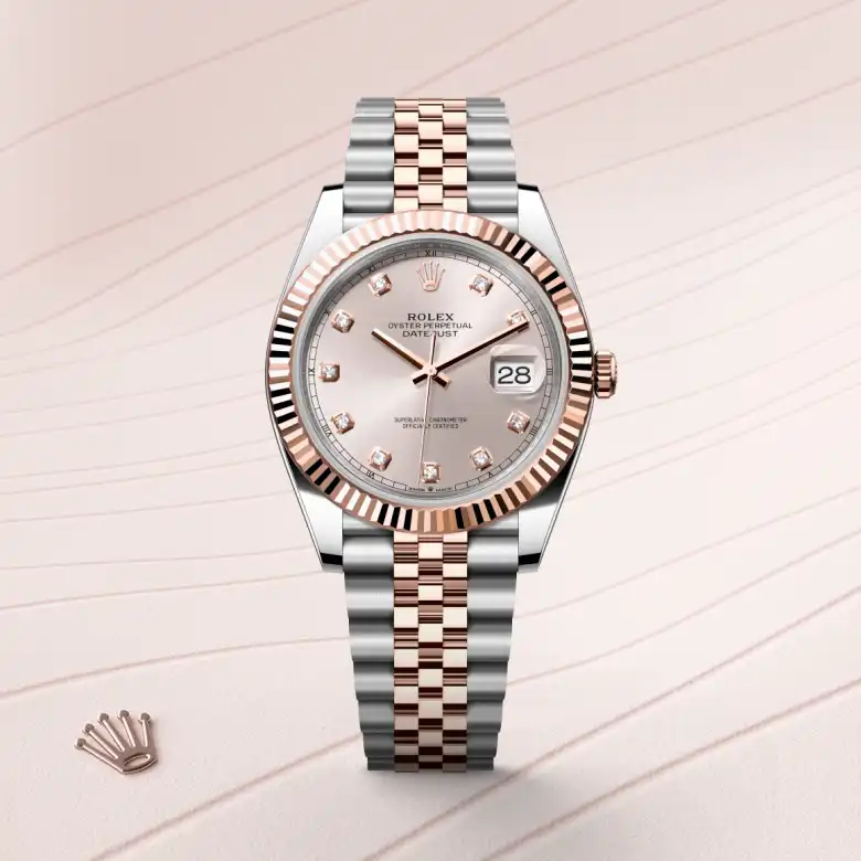 Đồng hồ Rolex Datejust 41 chế tác từ thép Oystersteel và vàng Everose nổi bật trên màu nền thanh lịch.