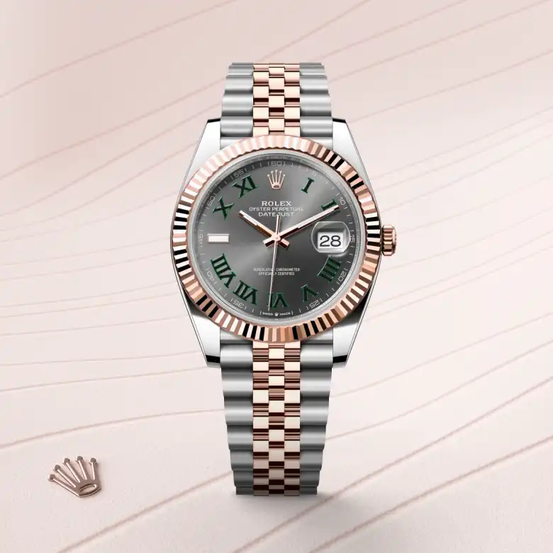 Đồng hồ Rolex Datejust 41 chế tác từ thép Oystersteel và vàng Everose nổi bật trên màu nền thanh lịch.