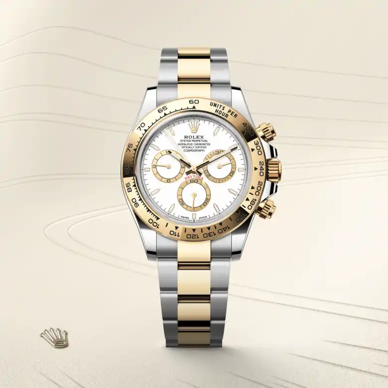 Đồng hồ Rolex Cosmograph Daytona chế tác từ thép Oystersteel và vàng kim nổi bật trên màu nền thanh lịch.