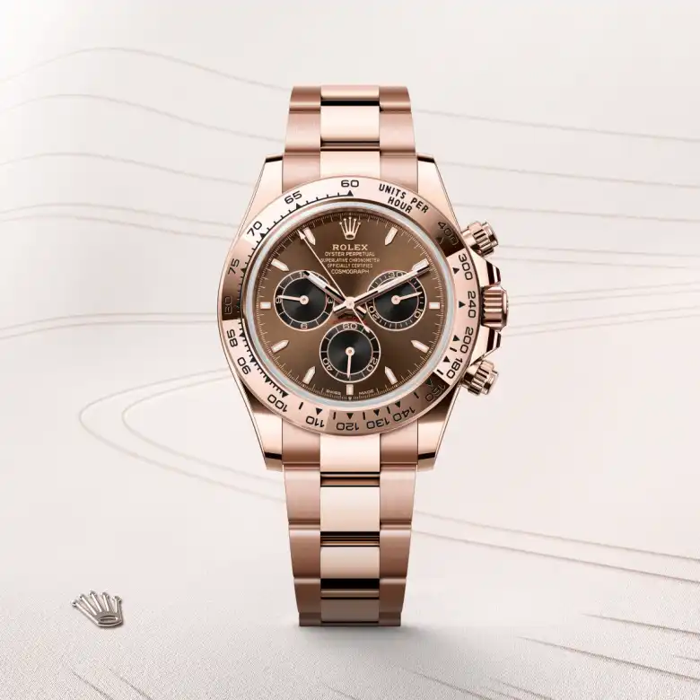 Đồng hồ Rolex Cosmograph Daytona chế tác từ vàng Everose nổi bật trên màu nền thanh lịch.