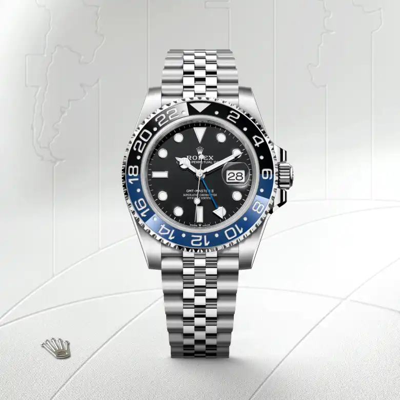 Đồng hồ Rolex GMT-Master II chế tác từ thép Oystersteel nổi bật trên màu nền thanh lịch.