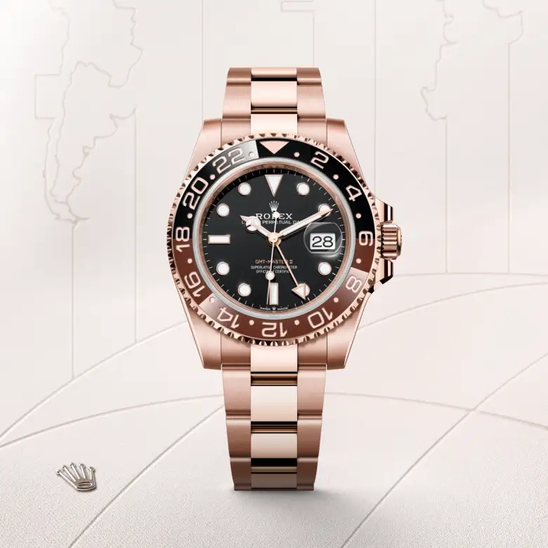 Đồng hồ Rolex GMT-Master II chế tác từ vàng Everose nổi bật trên màu nền thanh lịch.