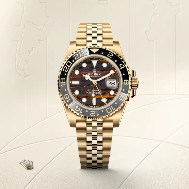 Đồng hồ Rolex GMT-Master II chế tác từ vàng kim nổi bật trên màu nền thanh lịch.