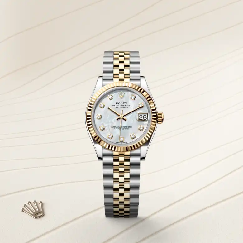 Đồng hồ Rolex Datejust 31 chế tác từ thép Oystersteel và vàng kim nổi bật trên màu nền thanh lịch.