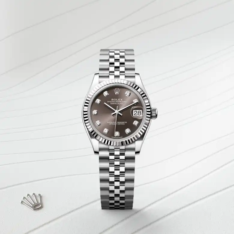 Đồng hồ Rolex Datejust 31 chế tác từ thép Oystersteel và vàng trắng nổi bật trên màu nền thanh lịch.