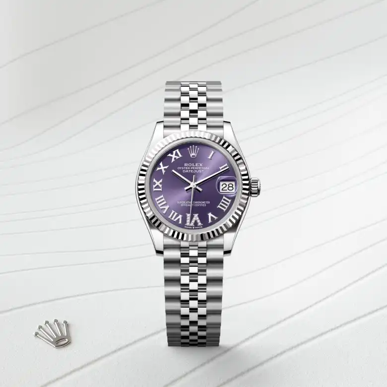 Đồng hồ Rolex Datejust 31 chế tác từ thép Oystersteel và vàng trắng nổi bật trên màu nền thanh lịch.
