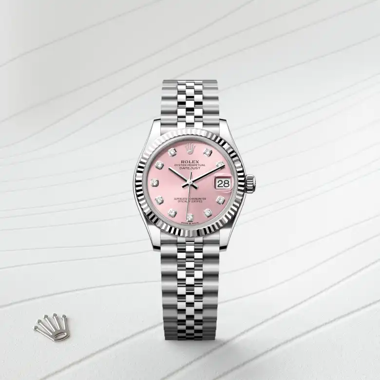 Đồng hồ Rolex Datejust 31 chế tác từ thép Oystersteel và vàng trắng nổi bật trên màu nền thanh lịch.