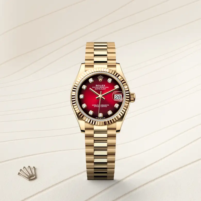 Đồng hồ Rolex Datejust 31 chế tác từ vàng kim nổi bật trên màu nền thanh lịch.