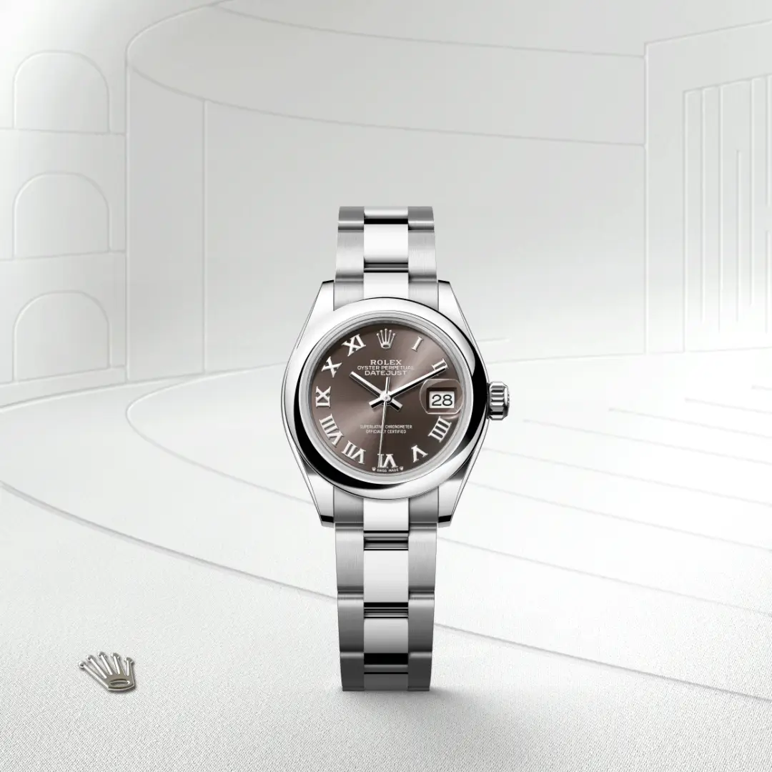 Đồng hồ Rolex Lady-Datejust chế tác từ thép Oystersteel nổi bật trên màu nền thanh lịch.