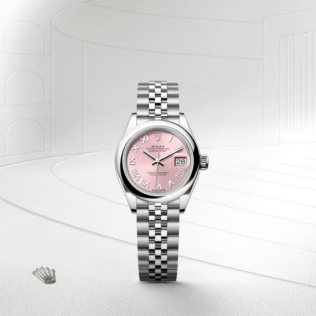 Đồng hồ Rolex Lady-Datejust chế tác từ thép Oystersteel nổi bật trên màu nền thanh lịch.