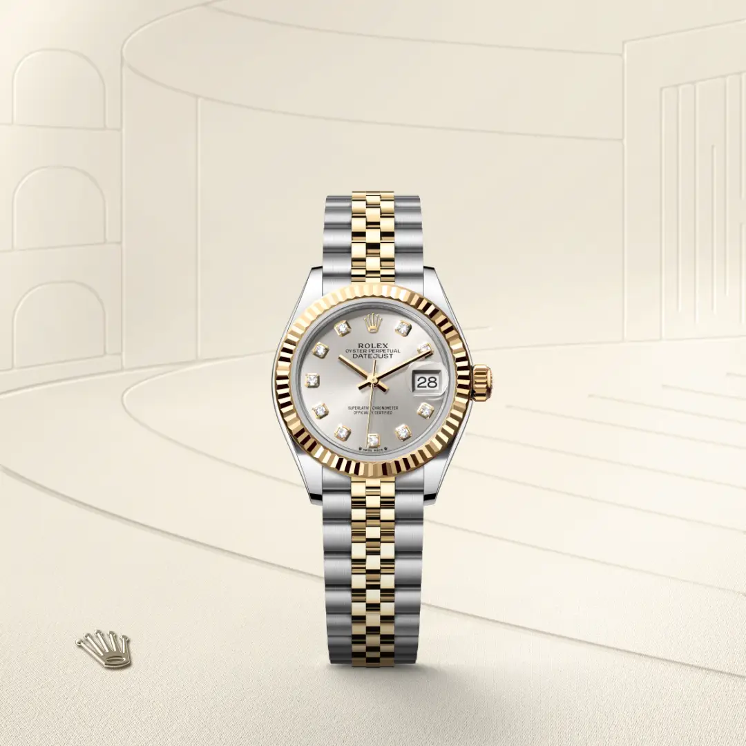 Đồng hồ Rolex Lady-Datejust chế tác từ thép Oystersteel và vàng kim nổi bật trên màu nền thanh lịch.