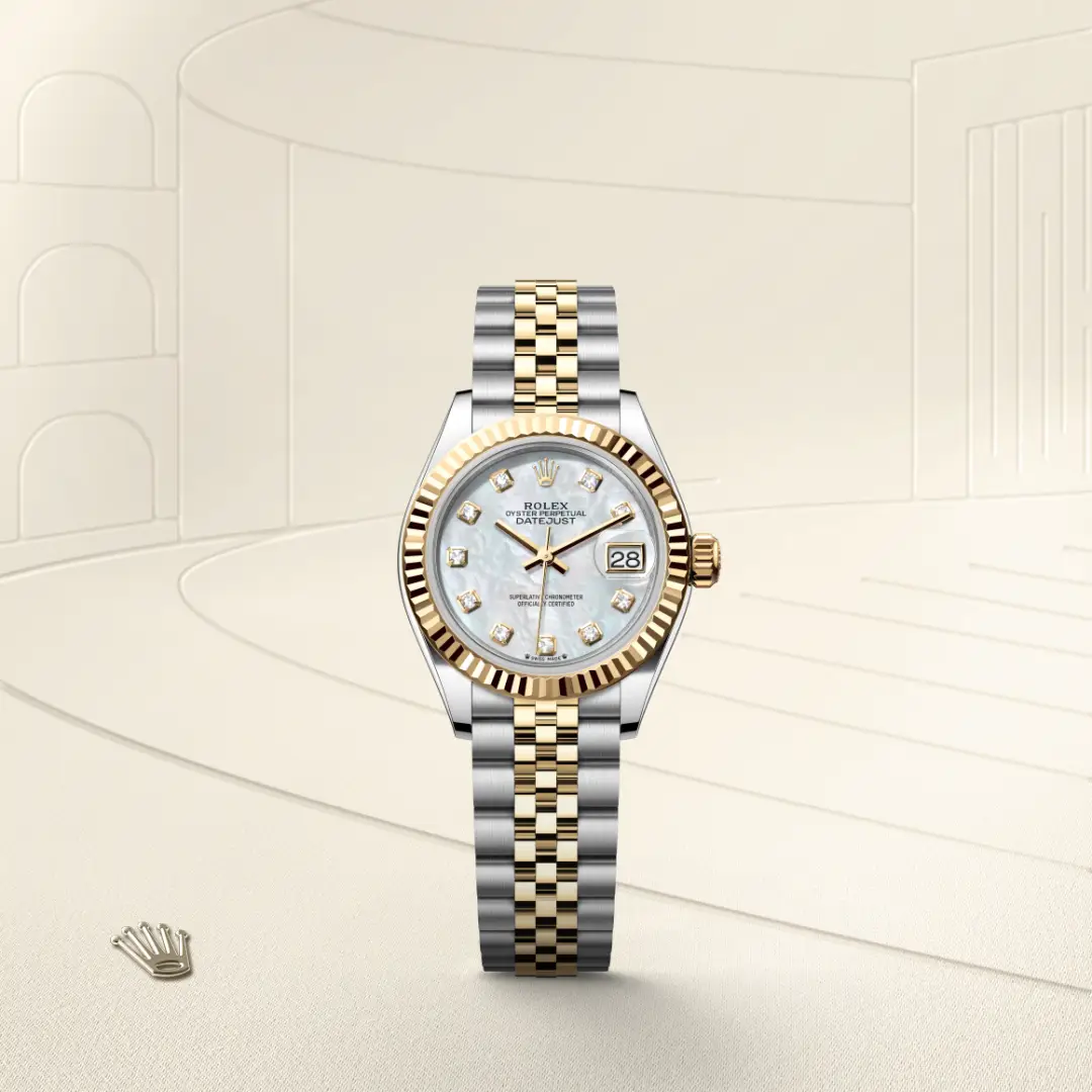 Đồng hồ Rolex Lady-Datejust chế tác từ thép Oystersteel và vàng kim nổi bật trên màu nền thanh lịch.