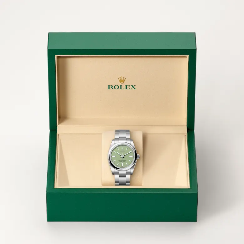 The Rolex Oyster Perpetual 34 in Oystersteel in the Rolex presentation box.