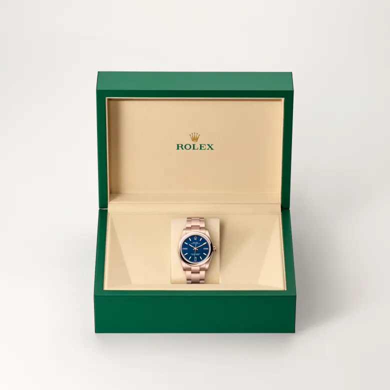 Đồng hồ Rolex Oyster Perpetual 34 chế tác từ vàng Everose trong hộp đồng hồ của Rolex.