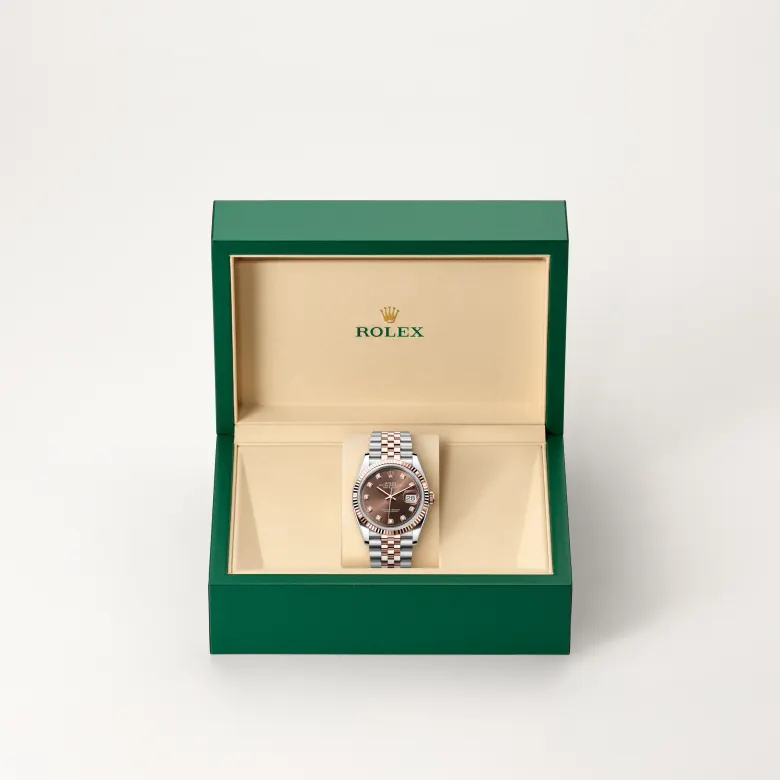 Đồng hồ Rolex Datejust 36 chế tác từ thép Oystersteel và vàng Everose trong hộp đồng hồ của Rolex.