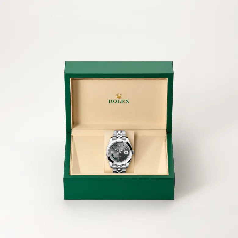 Đồng hồ Rolex Datejust 41 chế tác từ thép Oystersteel trong hộp đồng hồ của Rolex.