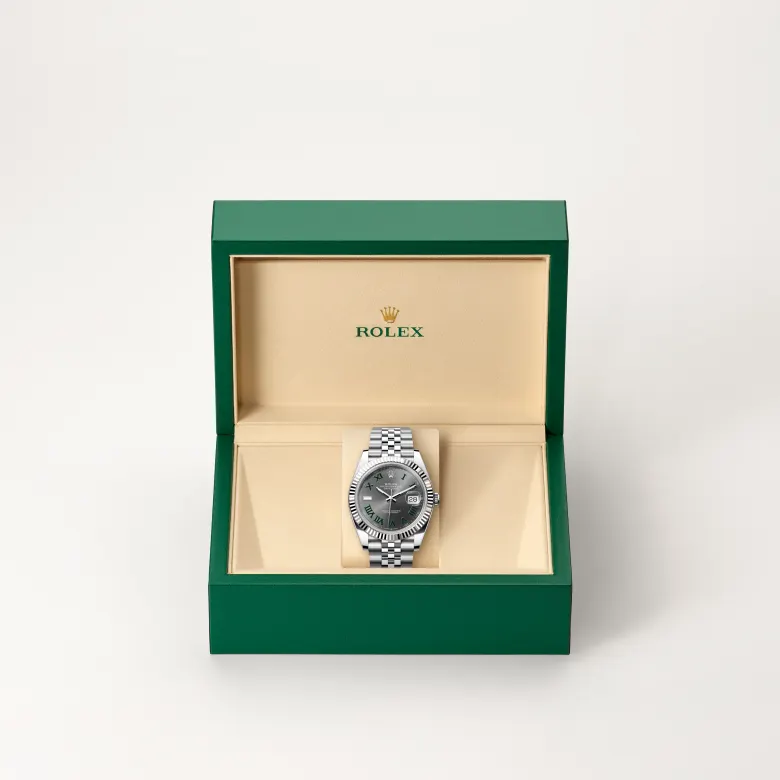 Đồng hồ Rolex Datejust 41 chế tác từ thép Oystersteel và vàng trắng trong hộp đồng hồ của Rolex.