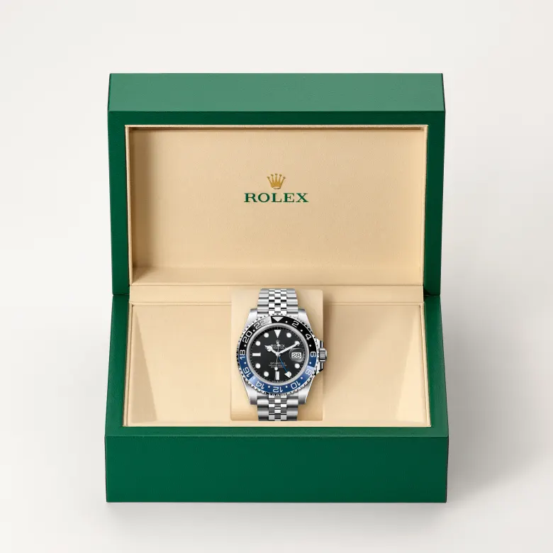 Đồng hồ Rolex GMT-Master II chế tác từ thép Oystersteel trong hộp đồng hồ của Rolex.