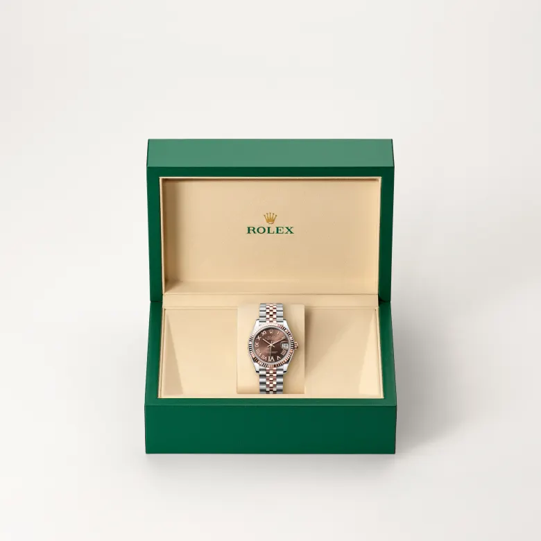 Đồng hồ Rolex Datejust 31 chế tác từ thép Oystersteel và vàng Everose trong hộp đồng hồ của Rolex.