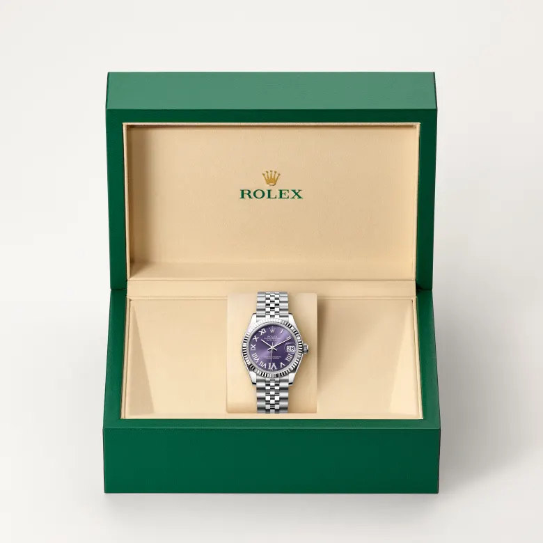 Đồng hồ Rolex Datejust 31 chế tác từ thép Oystersteel và vàng trắng trong hộp đồng hồ của Rolex.