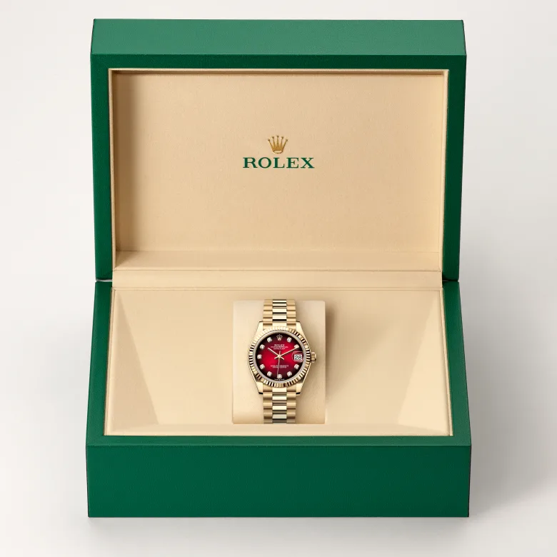 Đồng hồ Rolex Datejust 31 chế tác từ vàng kim trong hộp đồng hồ của Rolex.