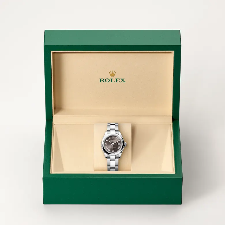 Đồng hồ Rolex Lady-Datejust chế tác từ thép Oystersteel trong hộp đồng hồ của Rolex.