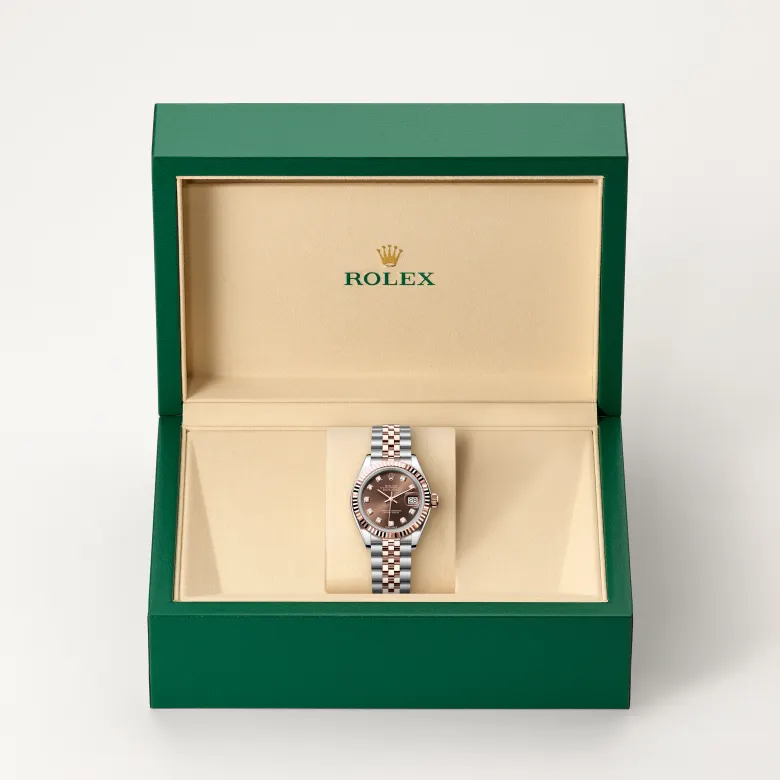 Đồng hồ Rolex Lady-Datejust chế tác từ thép Oystersteel và vàng Everose trong hộp đồng hồ của Rolex.