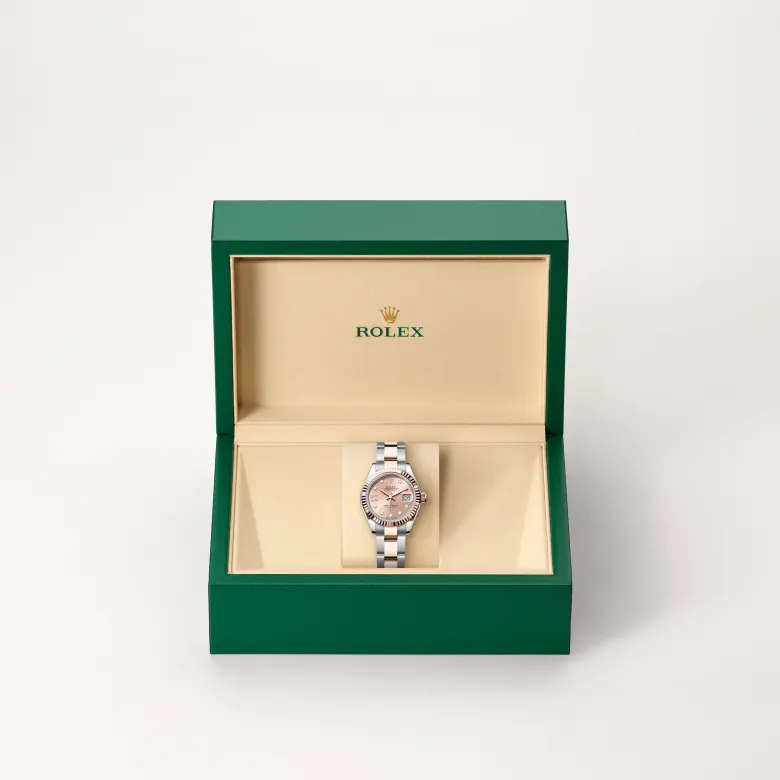 Đồng hồ Rolex Lady-Datejust chế tác từ thép Oystersteel và vàng Everose trong hộp đồng hồ của Rolex.