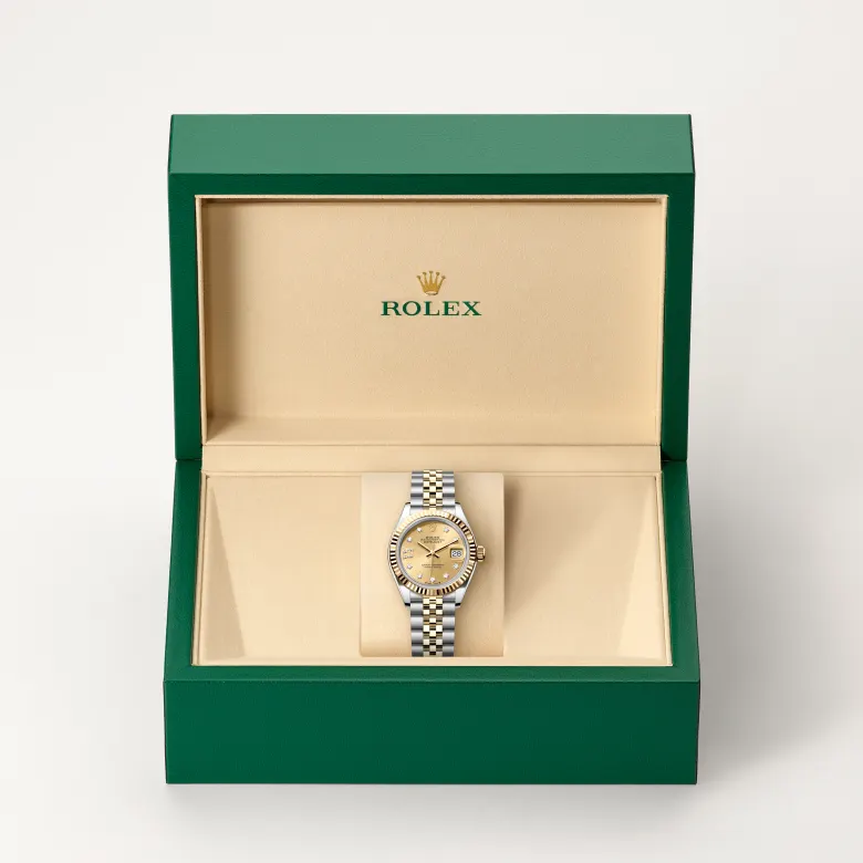 Đồng hồ Rolex Lady-Datejust chế tác từ thép Oystersteel và vàng kim trong hộp đồng hồ của Rolex.