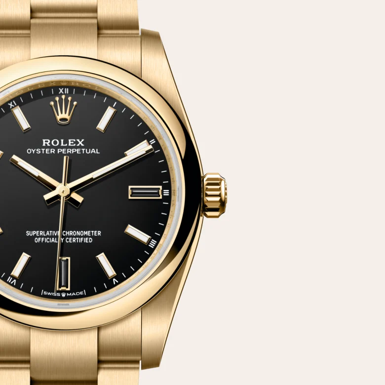 Cận cảnh đồng hồ Rolex Oyster Perpetual 34 chế tác từ vàng kim.