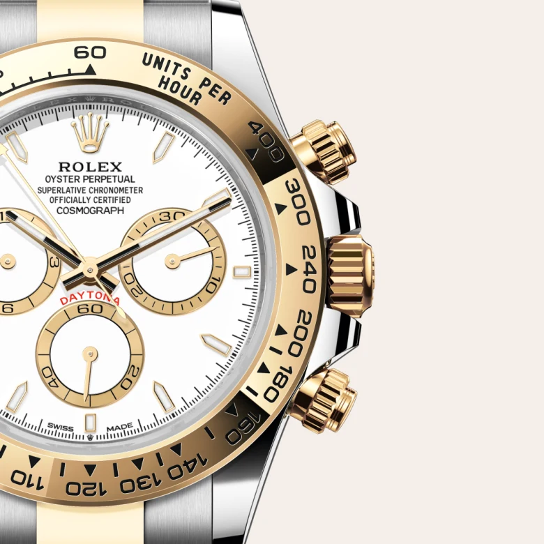 Cận cảnh đồng hồ Rolex Cosmograph Daytona chế tác từ thép Oystersteel và vàng kim.