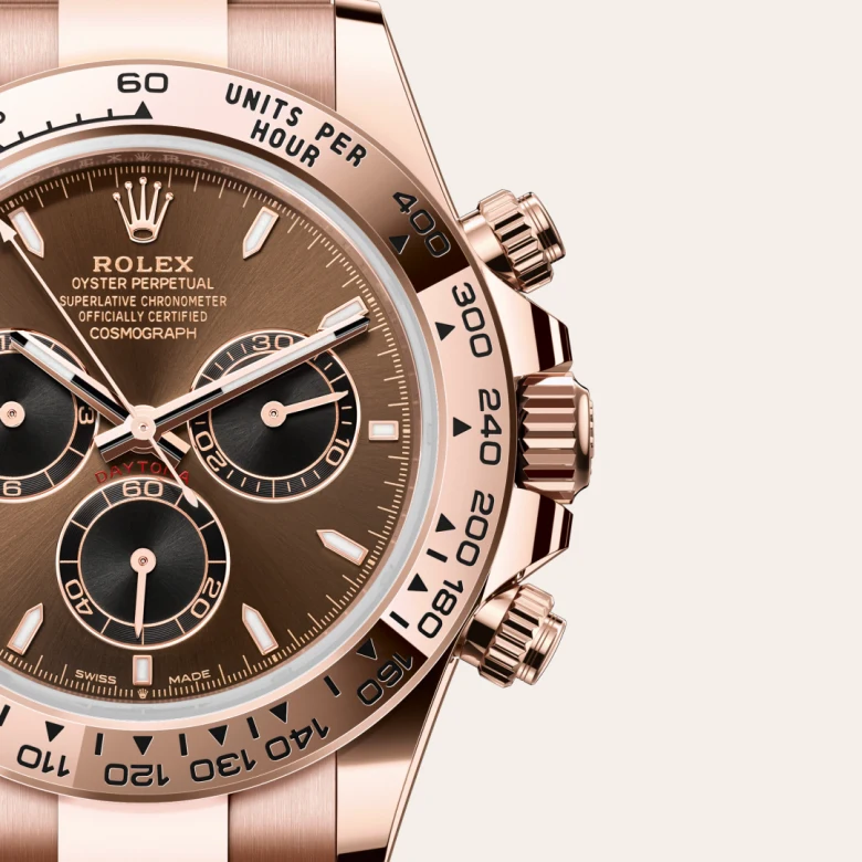 Cận cảnh đồng hồ Rolex Cosmograph Daytona chế tác từ vàng Everose.