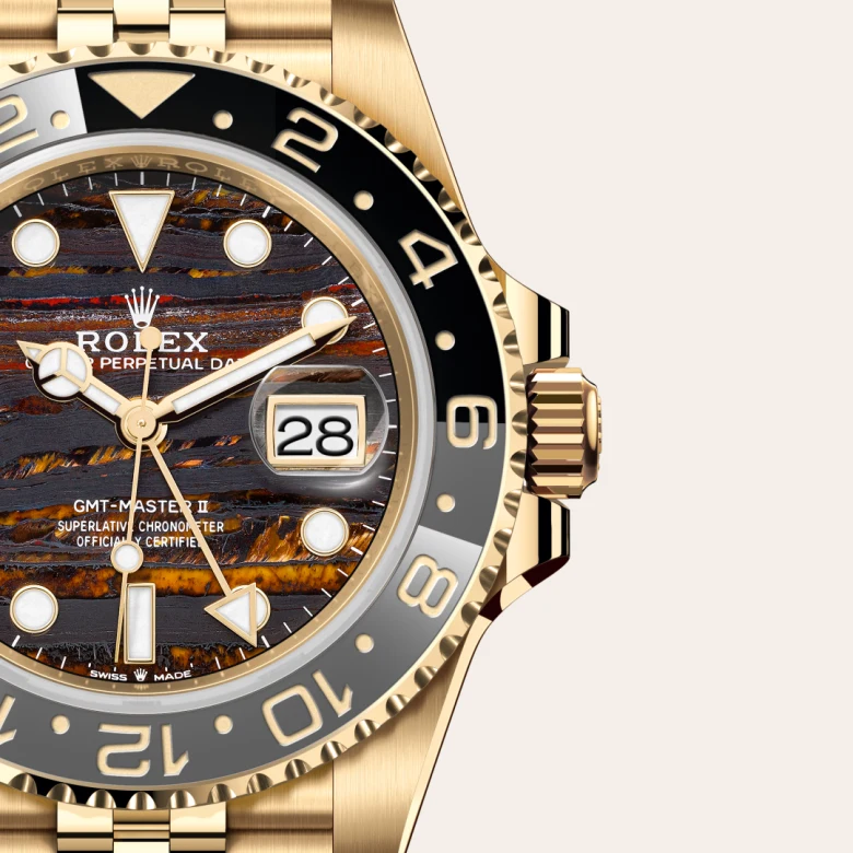 Cận cảnh đồng hồ Rolex GMT-Master II chế tác từ vàng kim.