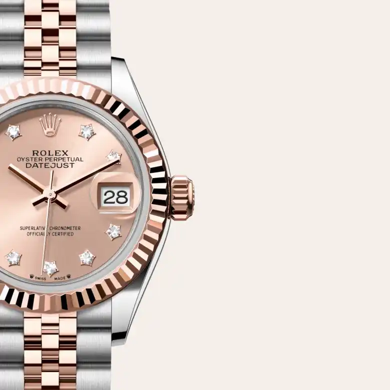 Cận cảnh đồng hồ Rolex Lady-Datejust chế tác từ thép Oystersteel và vàng Everose.
